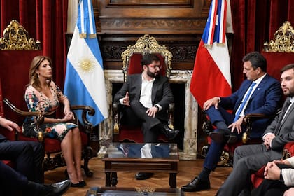Claudia Ledesma, Gabriel Boric y Sergio Massa, durante la visita del presidente de Chile al Congreso