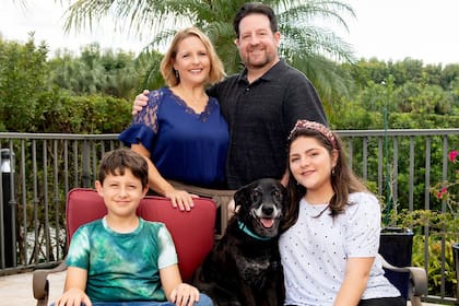 Claudia Mariaca, la argentina candidata a alcaldesa en Doral, con su familia