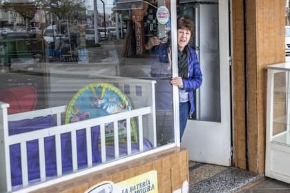 Claudia Parodi, en la puerta de Casa de Gruttola, en Mercedes