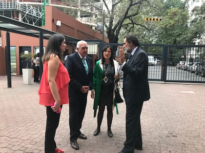 Claudia Piñeiro al ingresar a la feria