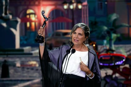 Claudia Piñeiro recibió el premio al Mejor Creador de Teleserie por "El reino", durante la ceremonia de entrega de los Premios Platino celebrada en Madrid