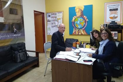 Claudia (primera a la derecha) junto al equipo directivo de su escuela.