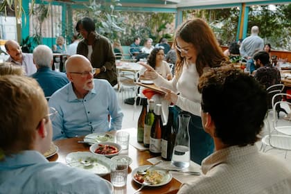 Claudia Rosellini, directora de vinos en el restaurante Beval, de Los Ángeles, dice que la IA es interesante como punto de partida para hablar con los comensales