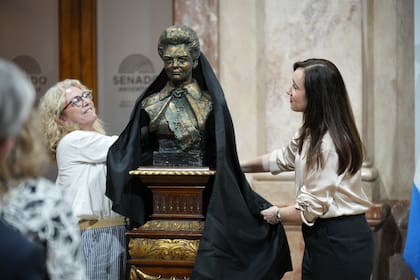 Claudia Rucci y Victoria Villarruel descubren el busto en homenaje a María Estela Martínez de Perón, en el Senado