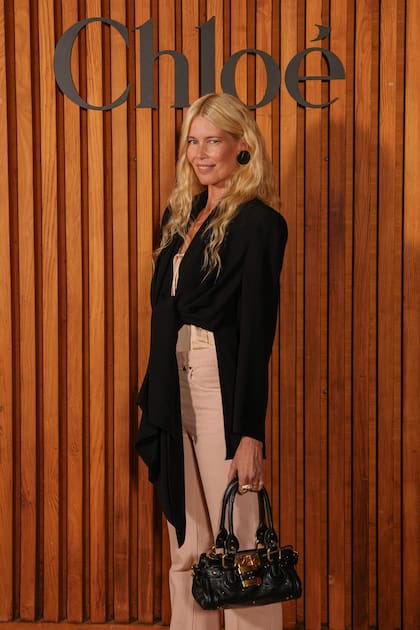 Claudia Schiffer fue otra de las invitadas al evento de Chloe. La modelo combinó un original blazer irregular que se ataba en su cintura con un pantalón nude. Sentada en primera fila, la rubia comentó todas las propuestas de la marca con Liv Tyler