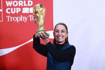 Claudia Sheinbaum levanta la Copa del Mundo