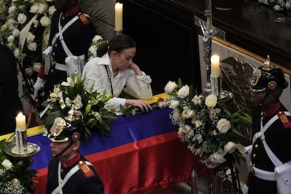 Claudia Tarazona se apoya en el ataúd de su esposo, el aspirante presidencial y senador opositor Miguel Uribe Turbay, quien murió a causa de las heridas sufridas cuando recibió un disparo en un mitin político, en el Congreso de Bogotá, Colombia, el martes 12 de agosto de 2025.