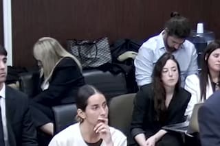 El momento en que Claudia Villafañe, Dalma y Gianinna se dan vuelta para no ver una foto del cuerpo de Maradona