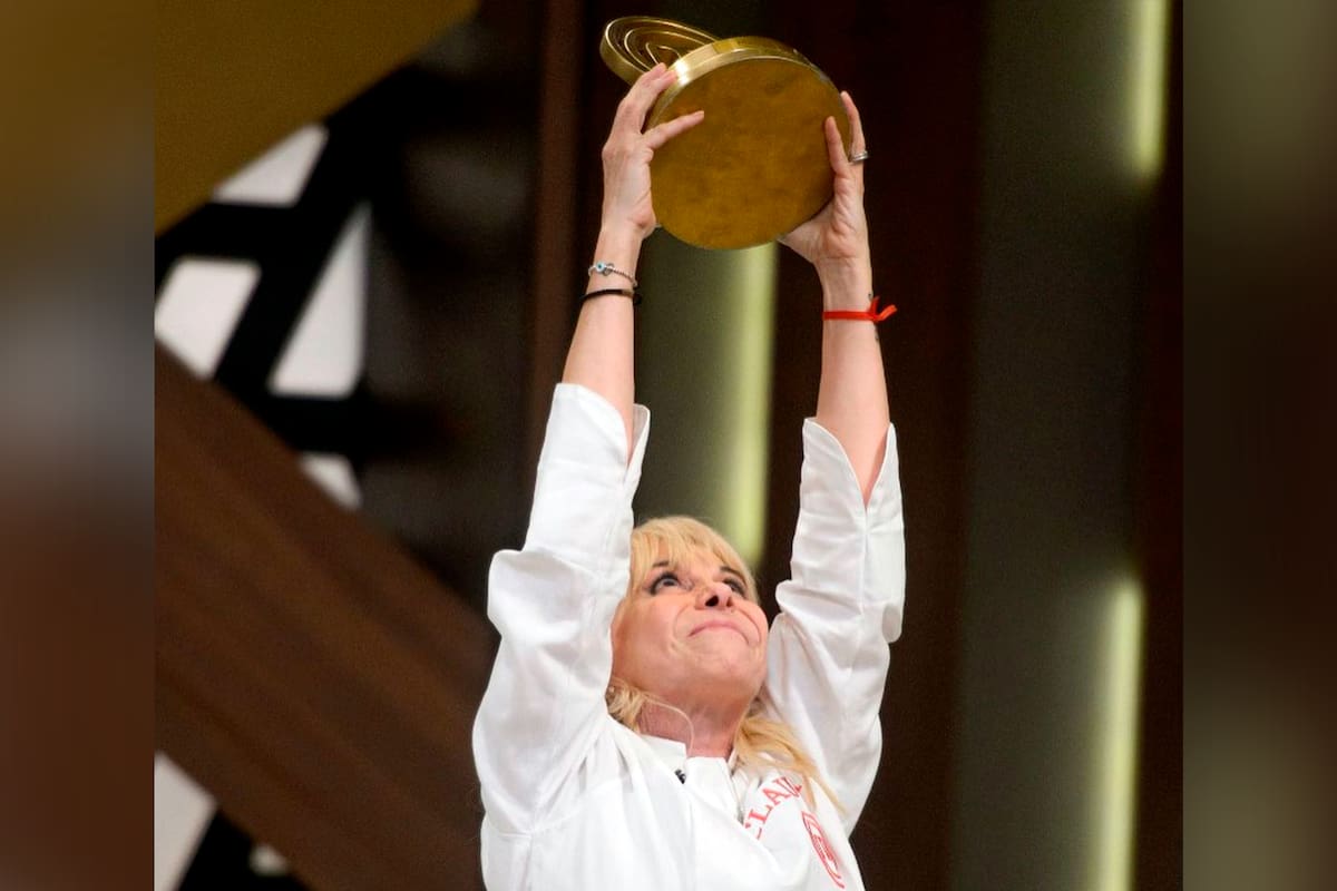 Claudia Villafañe levanta su preciado trofeo de campeona de MasterChef Celebrity