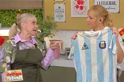 Claudia Villafañe mostró la camiseta que usó Diego Maradona cuando salió campeón del mundo con la selección argentina en 1986 (Foto: Captura de video / eltrece)