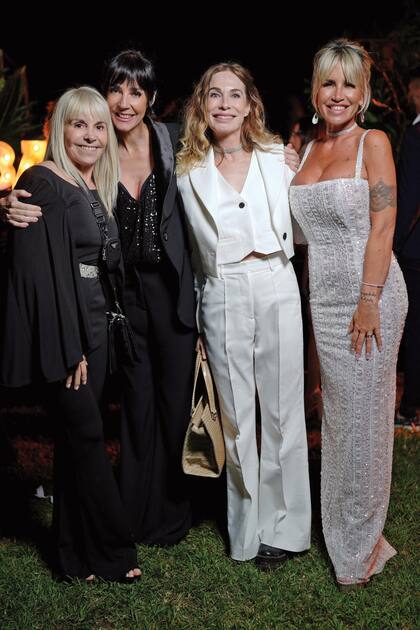 Claudia Villafañe, Paola Krum y Gloria Carrá posan con la novia.