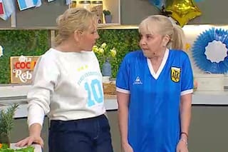 Claudia Villafañe recordó a Maradona antes del partido ante Inglaterra y lució la mítica camiseta azul del 86