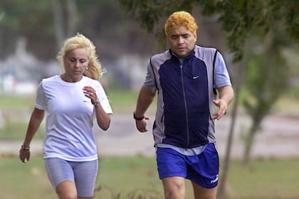 Claudia Villafañe y Diego Maradona durante la internación en Cuba en 2000