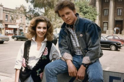 Claudia Wells y Michael Fox, como Jennifer Parker y Marty McFly en la primera entrega de la saga