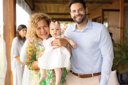Claudia y
Leonardo, la madre y
el hermano de Elina,
posan con Kahlo