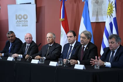 Claudio AFA, Carlos Mac Allister y Fernando Marín, junto a dirigentes de la federación uruguaya de fútbol