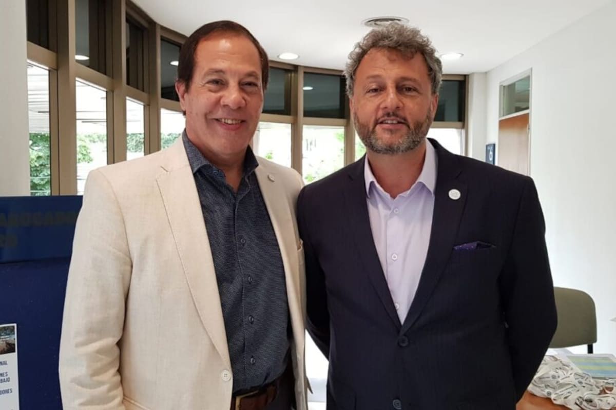 Claudio Aquino, de saco blanco, dejó de ser el director de Asociaciones Sindicales; en la imagen, con Omar Yasin, el exsecretario de Trabajo que fue desplazado por la suba de los sueldos a funcionarios