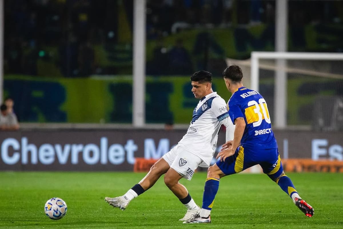 Claudio Aquino maneja los hilos del ataque de Vélez ante la marca de Toto Belmonte, de Boca