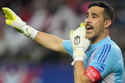 Claudio Bravo, durante la última Copa América con Chile; luego de ese torneo, el arquero se retiró de la actividad; volvería en caso de que Barcelona lo llamara para reemplazar al lesionado Marc-Andre Ter Stegen