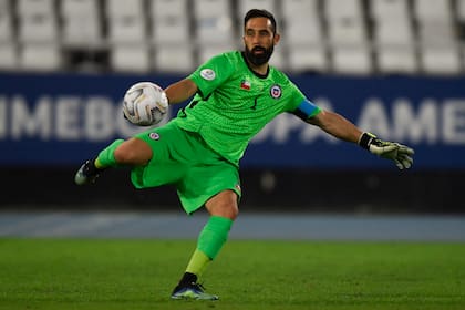 Claudio Bravo también es bueno con los pies (Photo by MAURO PIMENTEL / AFP)