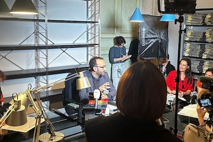 Claudio Cerasa, el editor general de Il Foglio, con periodistas de diferentes partes del mundo que lo fueron a entrevistar para hablar sobre Il Foglio AI. Crédito: Claudio Cerasa.