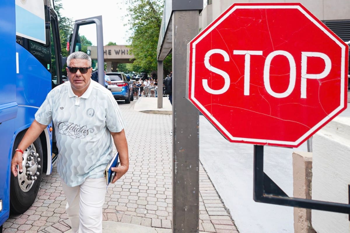 Claudio "Chiqui" Tapia caminando por las calles de Atlanta en la copa del mundo 2026