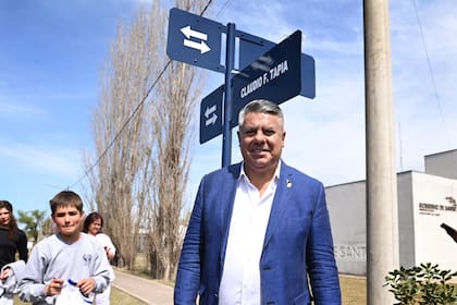 Claudio "Chiqui" Tapia con el cartel de la calle que lleva su nombre