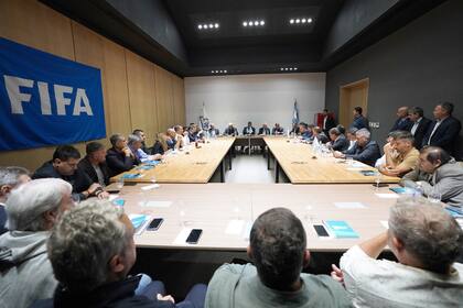 Claudio Chiqui Tapia en la cabecera ante los 28 representantes de los clubes de la Liga Profesional durante la reunión del Comité Ejecutivo de la AFA: el sanjuanino pasó de los temas de la orden del día a la polémica por los fallos de los árbitros