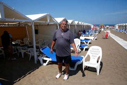 Claudio "Chiqui" Tapia en su carpa del balneario 12 de Punta Mogotes