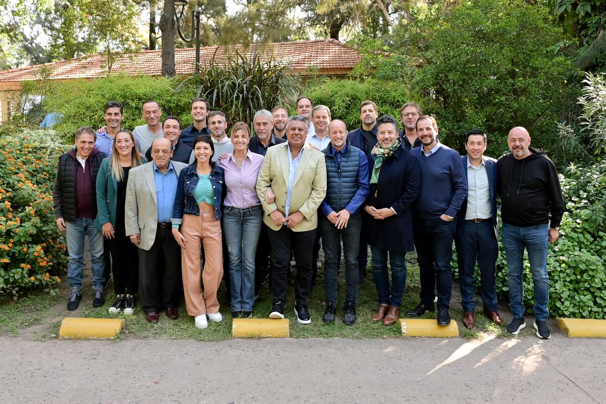 Claudio "Chiqui" Tapia, este viernes con los intendentes de PJ bonaerense en Lomas de Zamora