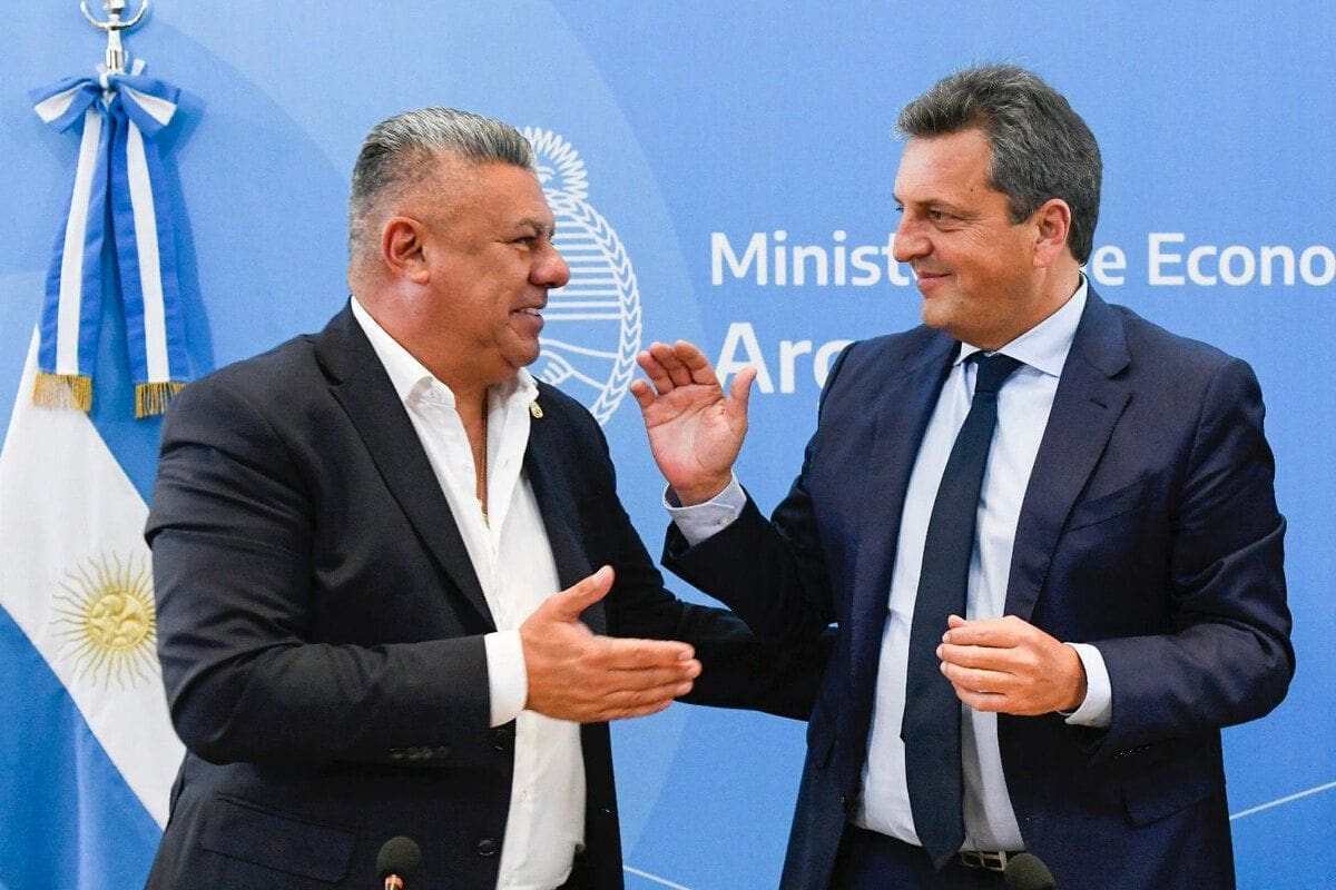 Claudio “Chiqui” Tapia junto a Sergio Massa