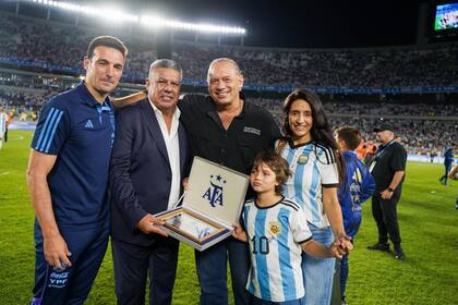 Claudio “Chiqui” Tapia le entrega un reconocimiento a Sergio Berni