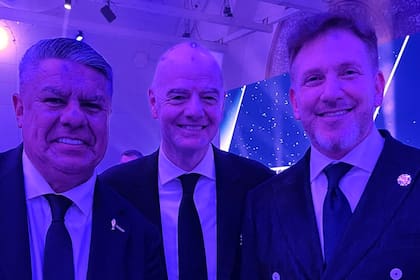 Claudio "Chiqui" Tapia, presidente de la AFA; Gianni Infantino, presidente de la FIFA, y Alejandro Domínguez, presidente de la Conmebol, durante un encuentro de la FIFA en Doha, Qatar