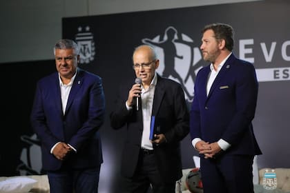 Claudio Chiqui Tapia, titular de la AFA, con Alejandro Sabella y Alejandro Domínguez, presidente de la Conmebol