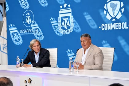 Claudio “Chiqui” Tapia y Donato Villani, director del Departamento Médico de la AFA, durante una jornada de Medicina Deportiva en Ezeiza