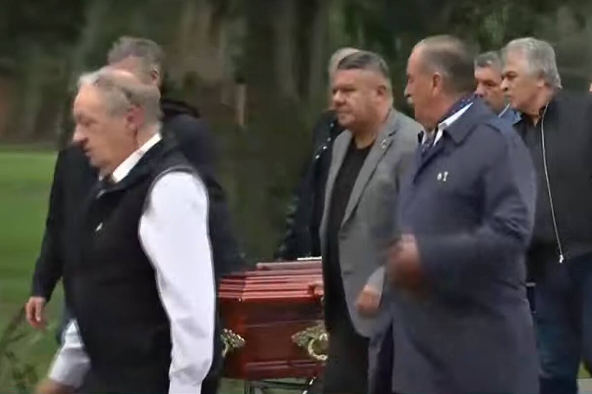 Claudio "Chiqui" Tapia y Ubaldo Matildo Fillol encabezan la procesión hacia la capilla de la AFA para el responso de César Luis Menotti