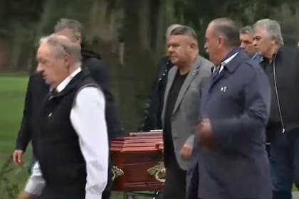 Claudio "Chiqui" Tapia y Ubaldo Matildo Fillol encabezan la procesión hacia la capilla de la AFA para el responso de César Luis Menotti