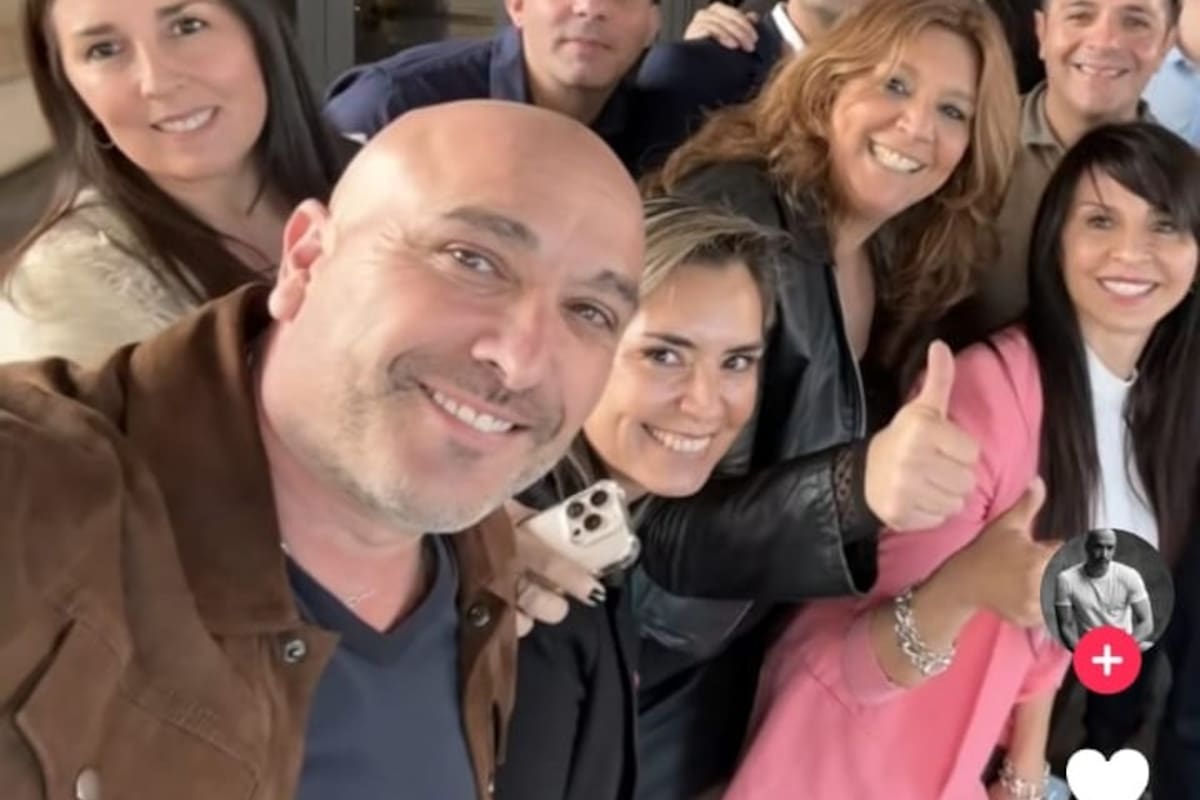 Claudio Cicarelli (en primer plano), en una imagen junto a la diputada Lorena Villaverde (de rosa)