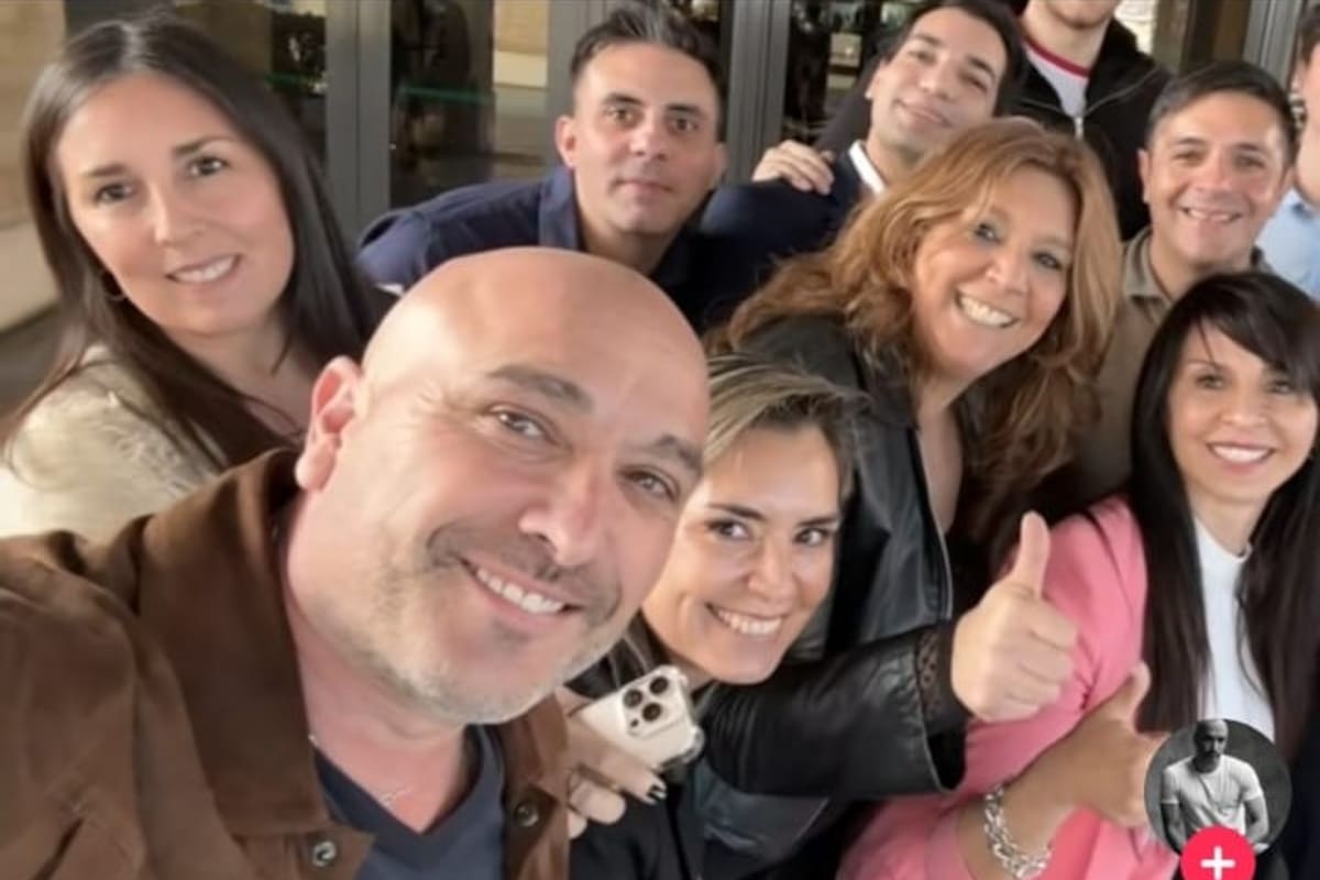 Claudio Cicarelli (en primer plano), en una imagen junto a la diputada Lorena Villaverde (de rosa); Cicarelli es primo hermano y hombre de confianza de Federico “Fred” Machado, el empresario acusado de narcotráfico que cumple prisión domiciliaria en Viedma