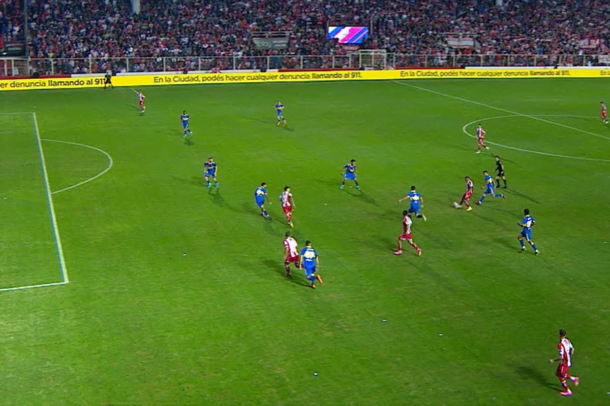 Claudio Corvalán pica para recibir un pase entre los defensores de Boca y anotará para Unión, con la complicidad del arquero Sergio Romero; se cobró posición adelantada, pero no se la advierte en la imagen.