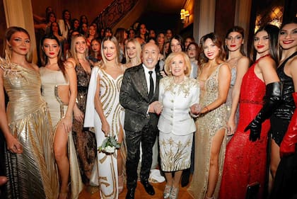 Claudio Cosano junto a Mirtha Legrand y las modelos de uno de sus desfiles