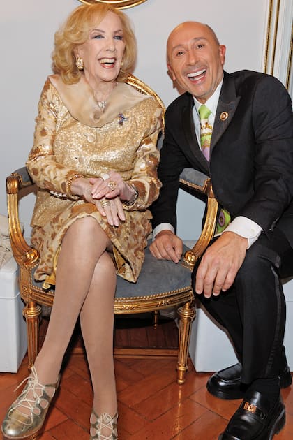 Claudio Cosano junto a su invitada de lujo Mirtha Legrand, quien lució un set bordado firmado por él