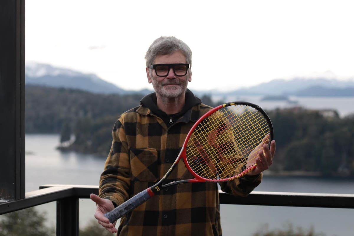 Claudio Crusizio, en Bariloche, que posee la raqueta que usó Gastón Gaudio en la final de Roland Garros y que lanzó al público al vencer a Coria