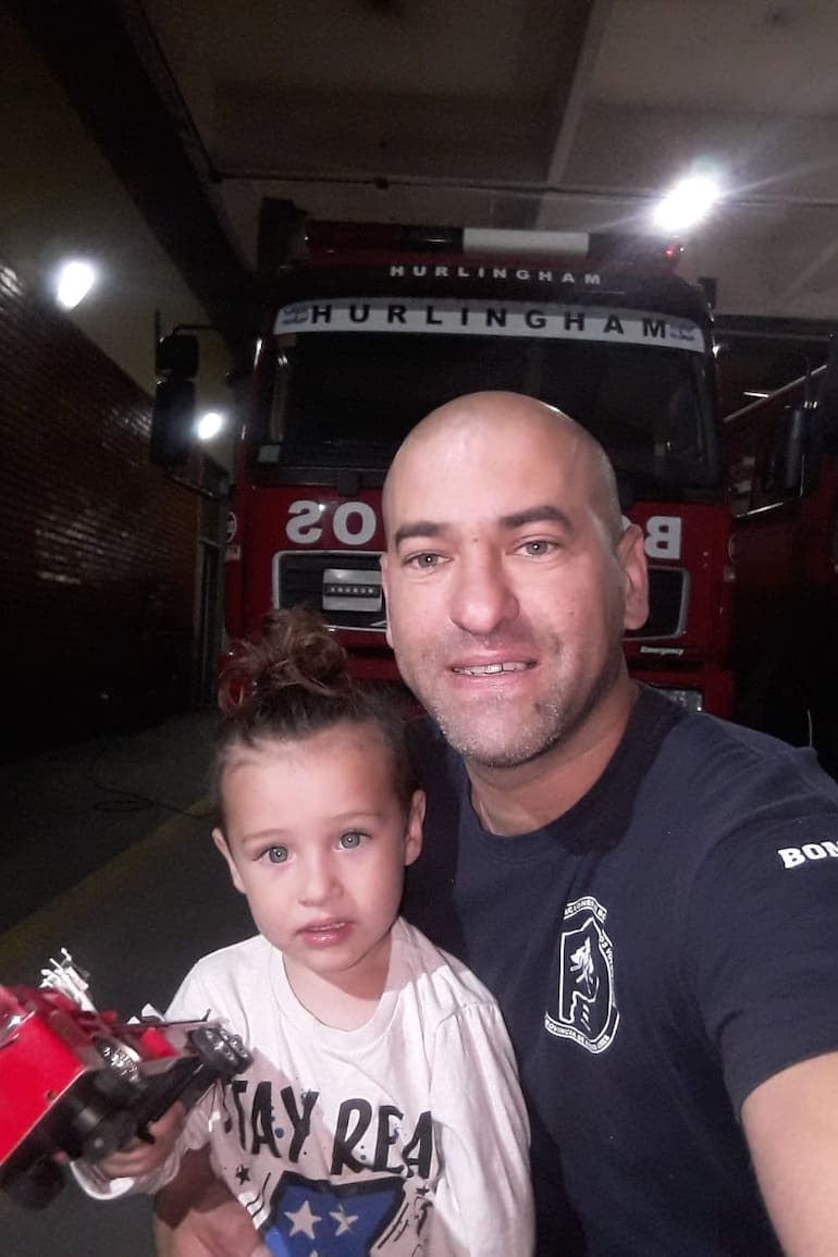 Claudio Dziesko, de 40 años, rescató de una casa incendiada a Celestino y le salvó la vida