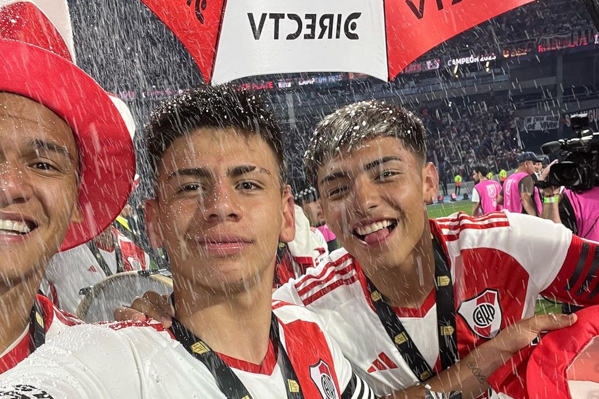 Claudio Echeverri celebra la conquista del Trofeo de Campeones con River