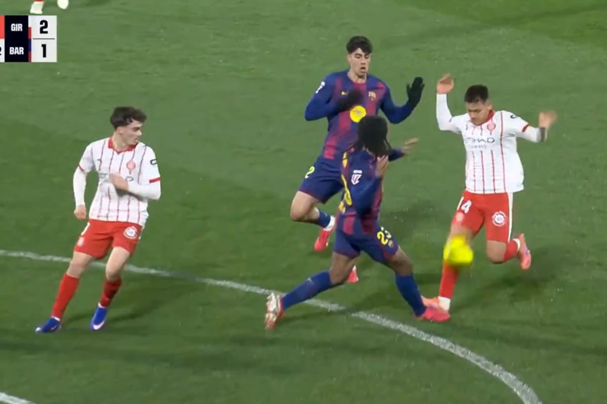 Claudio Echeverri disputa el balón con Jules Koundé: ¿le comete infracción? Allí nació la jugada con que Girona le ganó a Barcelona