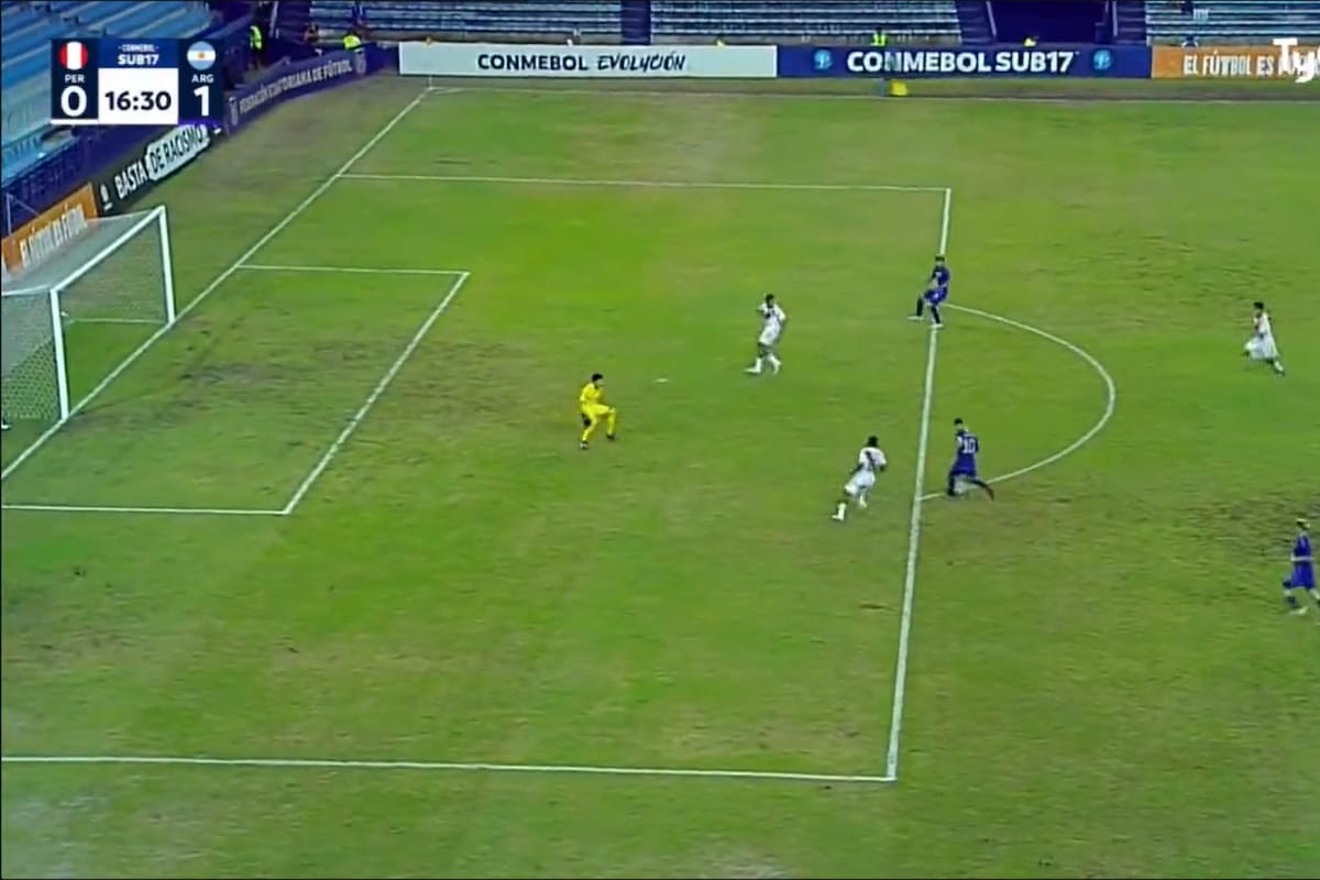 Claudio Echeverri ejecuta el desenlace de una buena ofensiva en la que aguantó la pelota: su resolución de emboquillada fue lo más lucido del 3-0 de Argentina sobre Perú en el Sudamericano Sub 17 de Ecuador.