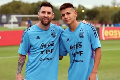 Claudio Echeverri, el "Diablito" y capitán del seleccionado Sub 17, con Lionel Messi, en el predio de Ezeiza