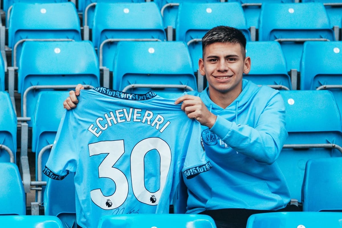 Claudio Echeverri fue presentado este jueves en Manchester City, tuvo su primer entrenamiento y posó con la casaca número 30