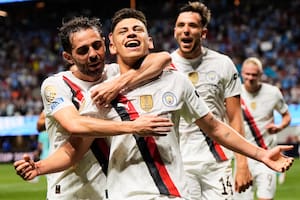 Claudio Echeverri recibe el abrazo de Bernardo Silva tras convertir el gol de tiro libre en el Mundial de Clubes